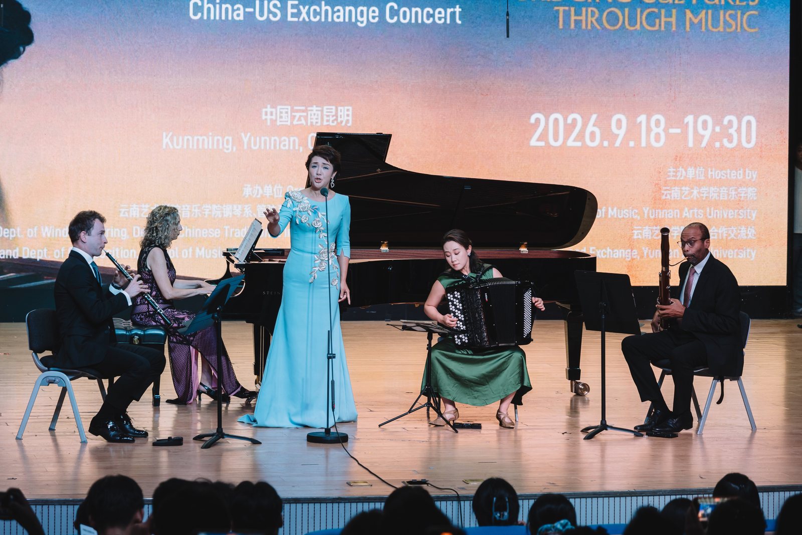 Cinq artistes sur scène : hautbois, piano, chant, accordéon et basson.